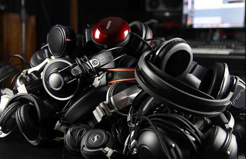 Open vs Closed Headphones