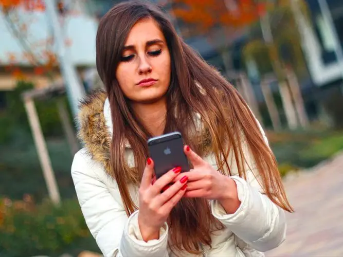 Tell If a Capricorn Woman Doesn't Like You Anymore | LF